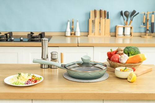 廚房彩色平底煎鍋 廚具美學與功能的完美融合