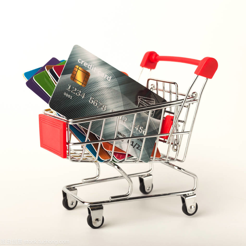 帶信用卡的購(gòu)物車(chē)在白色背景下被隔離